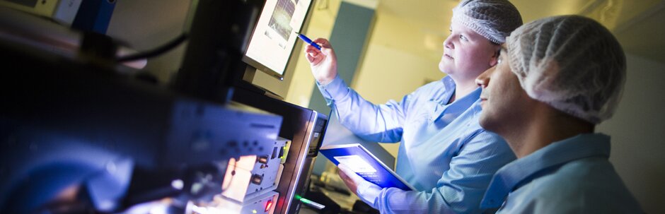 Bionic eye banner Researchres in lab feature image